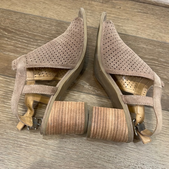 Franco Sarto Hartlet2 Suede Perforated Peep Toe Block Heel Sandals Taupe Sz 8.5 - Picture 5 of 8